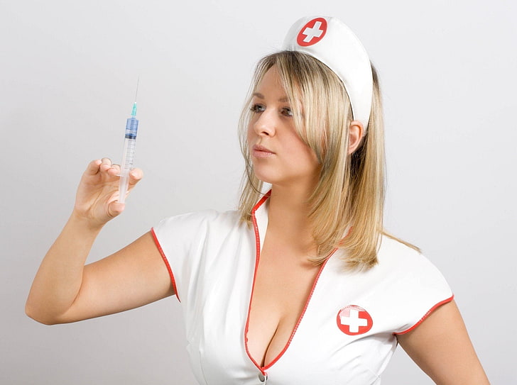 Жена позирует в костюме медсестры