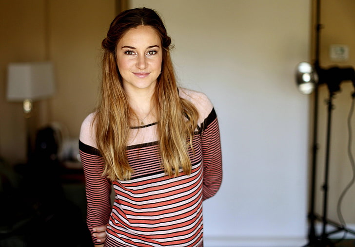 828x1792px Free Download Hd Wallpaper Shailene Woodley Hairstyle Smiling Looking At Camera Long Hair Wallpaper Flare