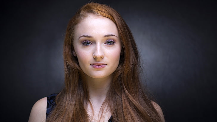 Sophie Turner, women, looking at viewer, simple background, light pink