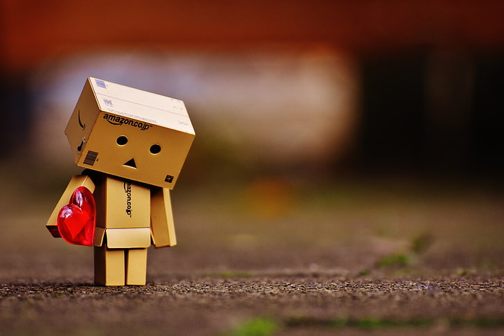 Danbo holding heart mini figure, cardboard robot, love, toy, wood - Material, HD wallpaper