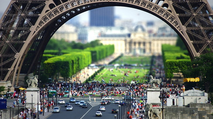 several cars under tower, focused photo of people near Eiffel tower, HD wallpaper