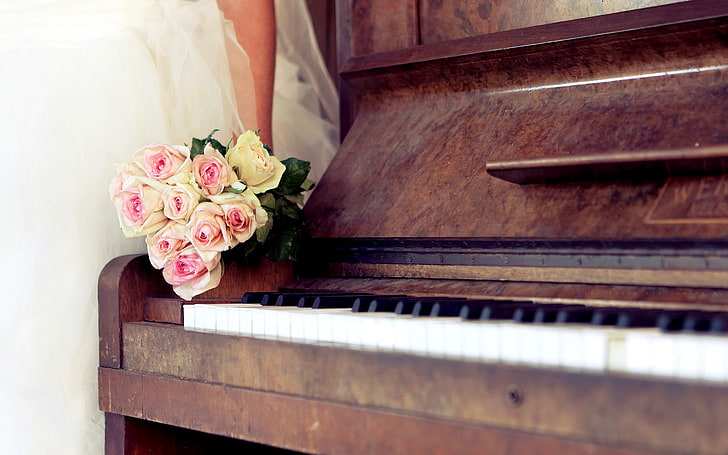 pink and yellow rose flowers and brown piano, roses, bouquet