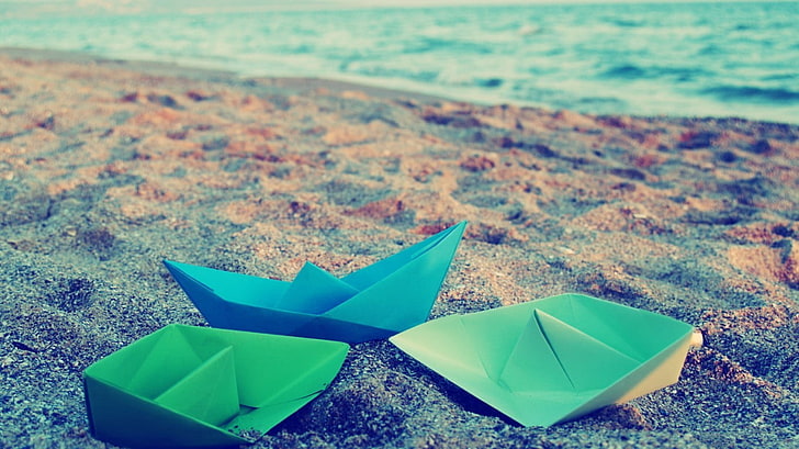 three paper boats, three paper boats on sand during daytime, macro, HD wallpaper