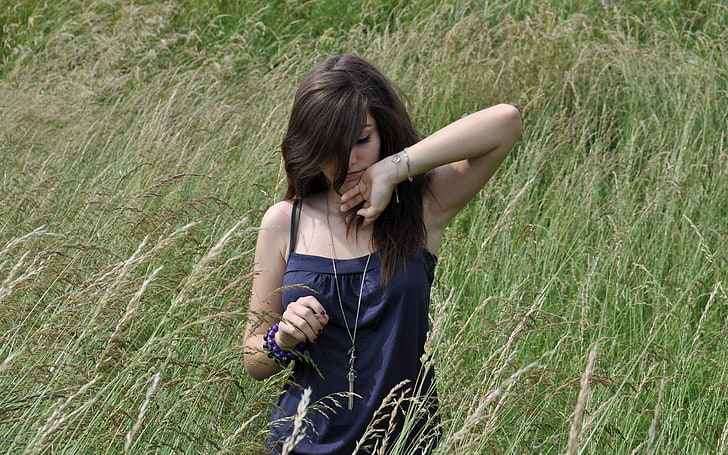 woman wearing black spaghetti strap dress shirt with brown and green grass