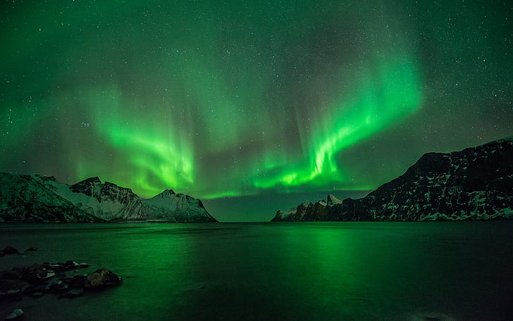 Aurora Borealis Northern Lights Lake Reflection Stars Night Green Mountains HD