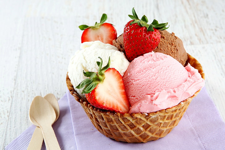 strawberry fruits with vanilla, chocolate and pink ice cream, HD wallpaper