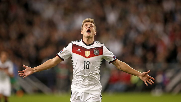 soccer player on field, Football, Toni Kroos, The best players 2015, HD wallpaper
