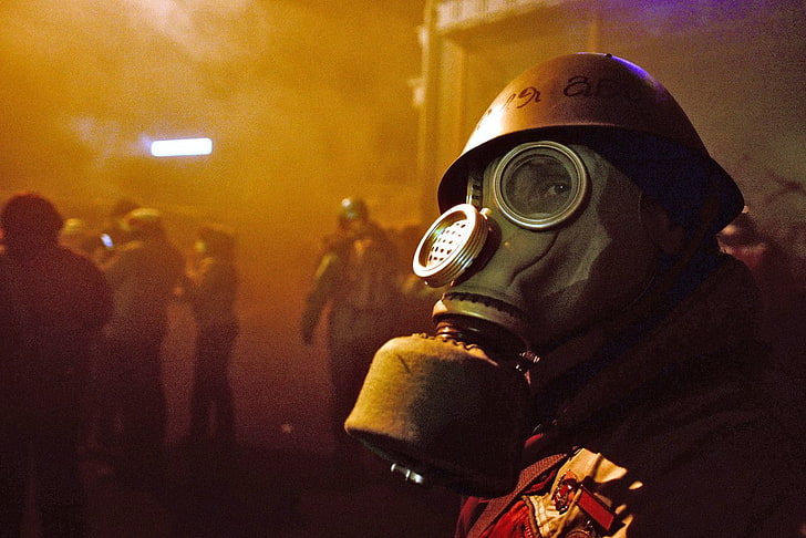 Ukraine, Ukrainian, Maidan, gas masks, real people, men, protection, HD wallpaper