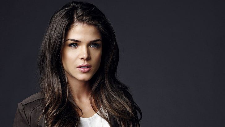 actress, jacket, simple background, Marie Avgeropoulos, brunette