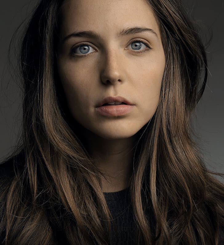 Jessica Rothe, women, actress, face, blue eyes, brunette, simple background