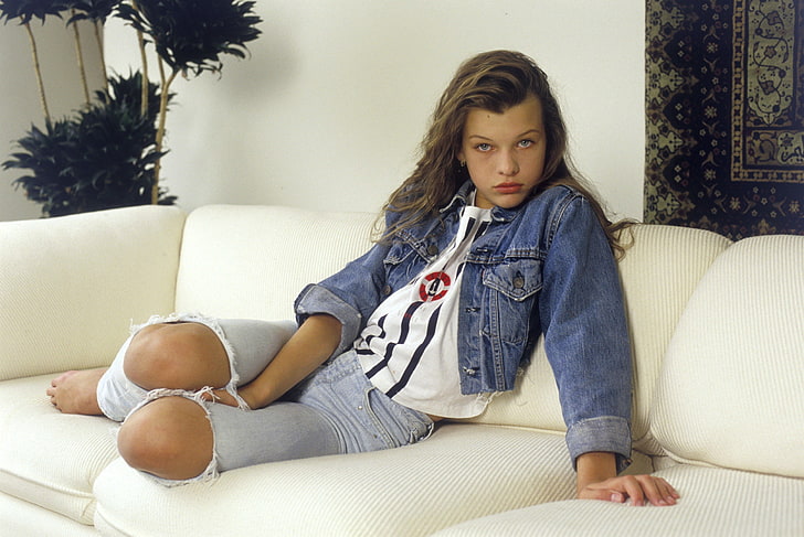 Milla Jovovich, look, girl, flowers, sofa, wall, movie, the film, HD wallpaper