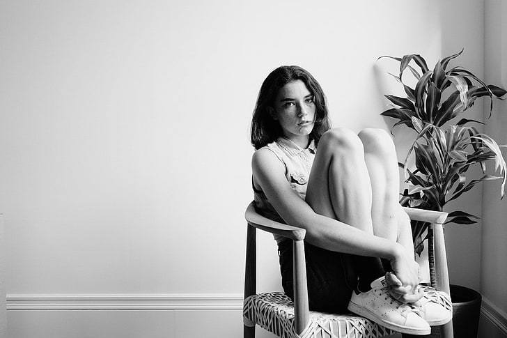 women, monochrome, sitting, freckles, sneakers, legs together