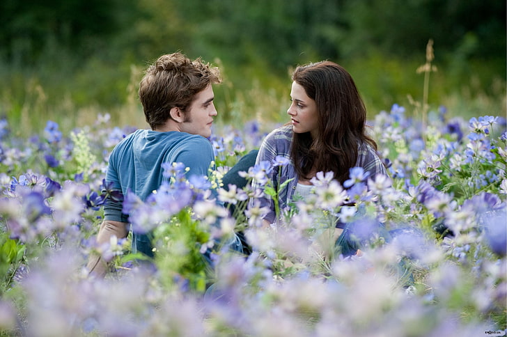 Kristen Stewart and Robert Pattinson, field, flowers, Eclipse, HD wallpaper