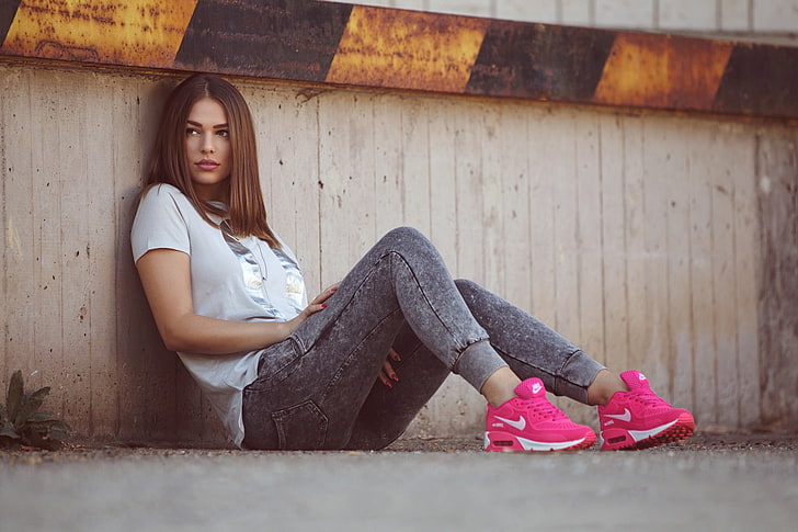 women's gray t-shirt and pink Nike shoes, brunette, jeans, sneakers