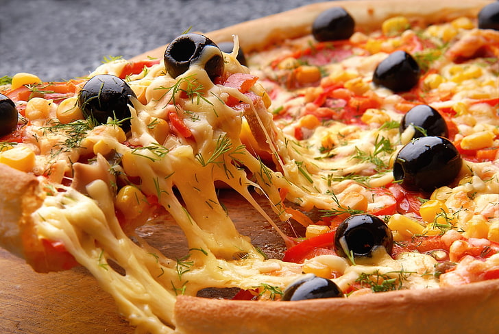 cheese and berry pizza, piece, tomatoes, paprika, olives, corn, HD wallpaper