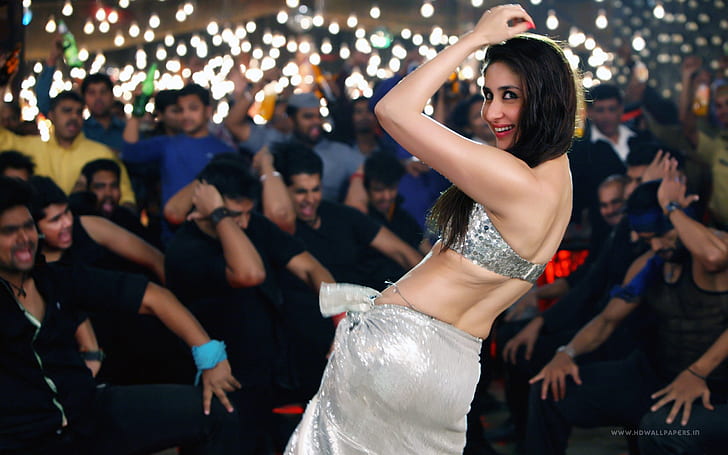 Kareena Kapoor as Mary, crowd, group of people, women, event, HD wallpaper