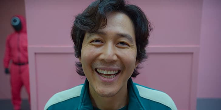 Netflix TV Series, Korean men, smile, pink background, Squid Game