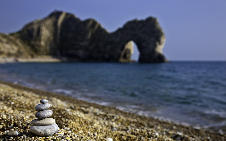 stone cairn, stones, coast, piramidka, arch, distance, rocks, HD wallpaper
