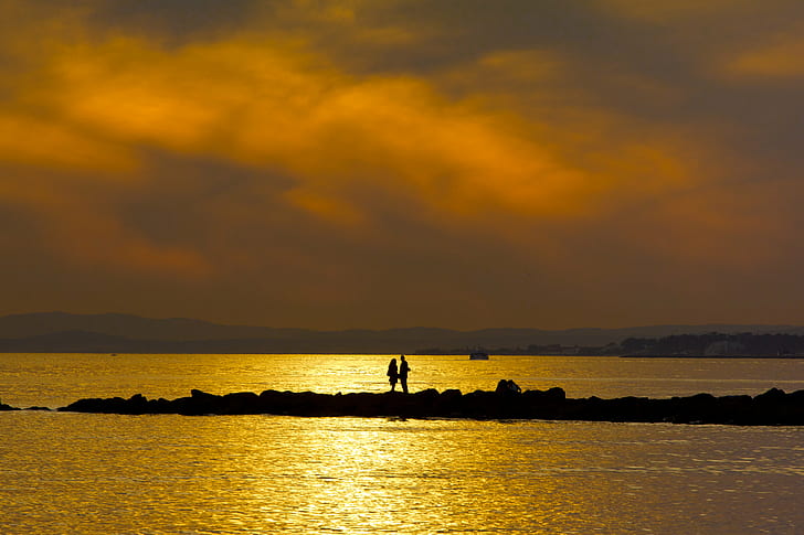 silhouette of two person on island during sunset, Courtship, mar, HD wallpaper