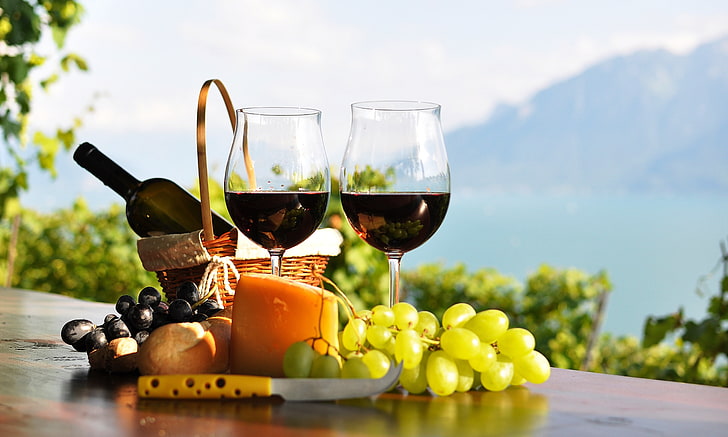 bunch of white grapes and two wine glasses, table, red, basket, HD wallpaper