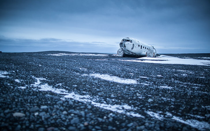 crashed white airplane, landscape, wreck, vehicle, aircraft, overcast, HD wallpaper
