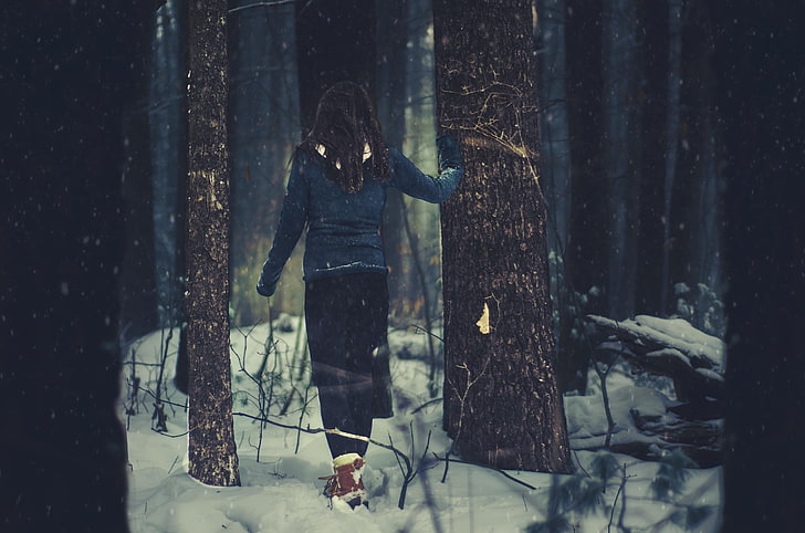 women, women outdoors, trees, winter, snow, tree trunk, forest, HD wallpaper