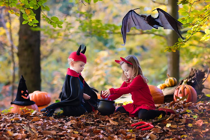 Halloween, childrens play, boy, girl, Autumn, leaves, Pumpkin, HD wallpaper