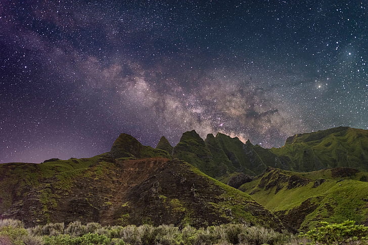 green hills under sky full of star, Milky Way, Hawaii, Kauai