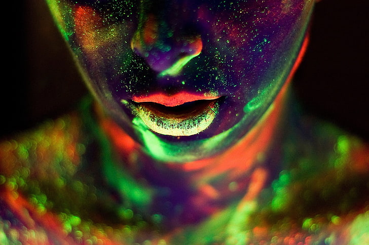 green and red abstract painting, face, body paint, neon, juicy lips, HD wallpaper