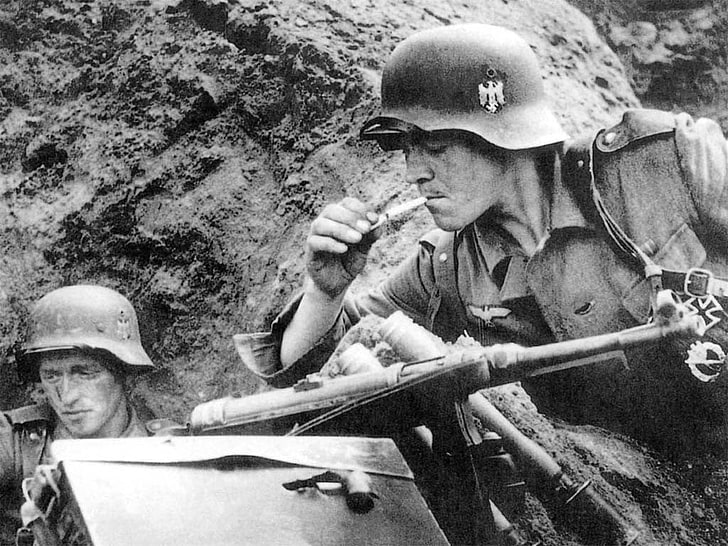 World War II, MP 40, smoking, vintage, soldier, military, monochrome