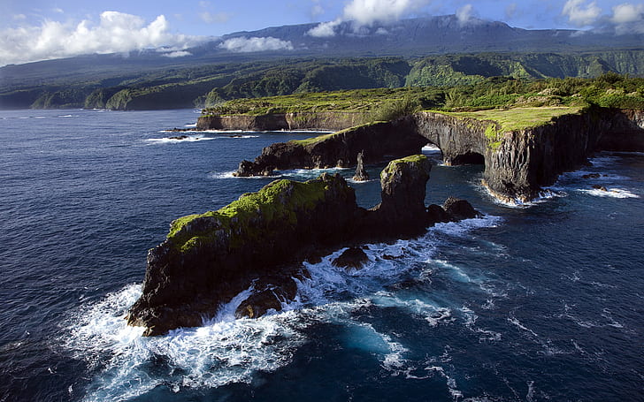 Rocky coast, Pacific Ocean, Maui, Hawaii, green folded mountain, HD wallpaper