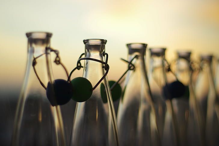 selective focus photography of glass bottles, skål, depth of Field