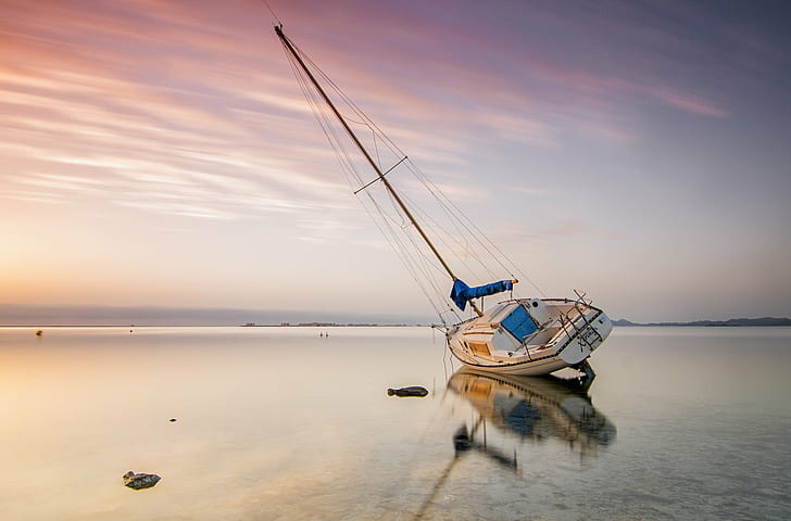 white sail boat on sea shore, aground, color, sunrise, Amanecer, HD wallpaper