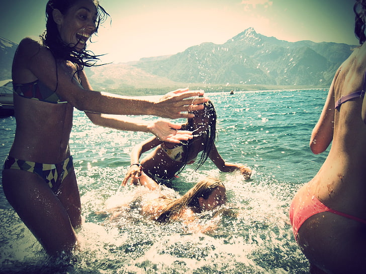 women's white-and-green bikini set, sea, summer, squirt, smile, HD wallpaper