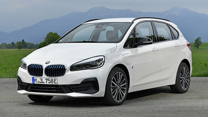 BMW 330e M Sport được ra mắt giá gần 65000 USD