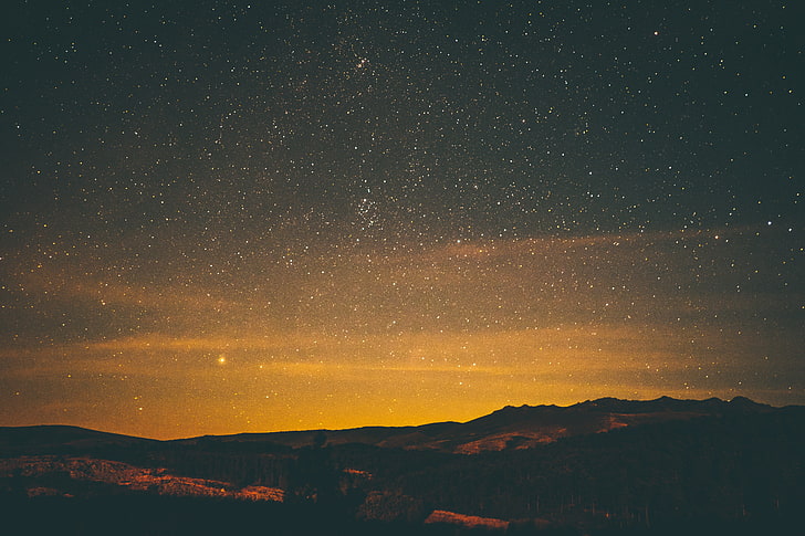 Ngắm nhìn những ngôi sao vàng lấp lánh trên bầu trời đêm đầy huyền bí sẽ khiến bạn như lạc vào một không gian khác, giấc mơ và thần tiên. Hãy đón chào niềm vui và niềm đam mê thật sự khi khám phá hình ảnh này.