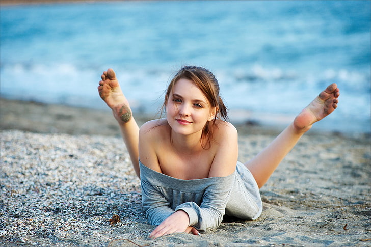 women's grey off-shoulder dress, sand, sea, beach, look, girl, HD wallpaper