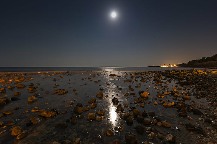 brown pebbles on shire during night, la playa, la playa, La luna, HD wallpaper