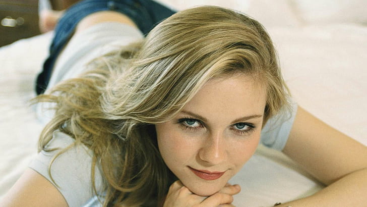 Kirsten Dunst on Bed HD, women's grey shirt, blond, jean, smile