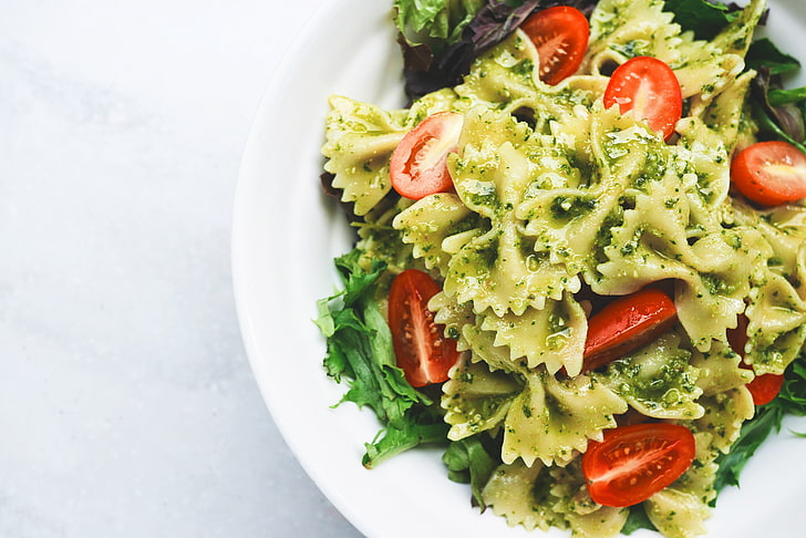 green pasta dish, farfalle, salad, sauce, cherry tomatoes, food