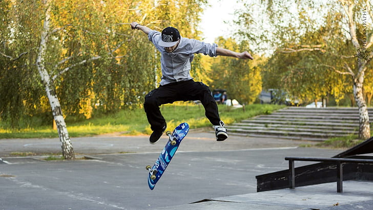 Skateboard kickflip, selective photograph of skater boy jumping, HD wallpaper