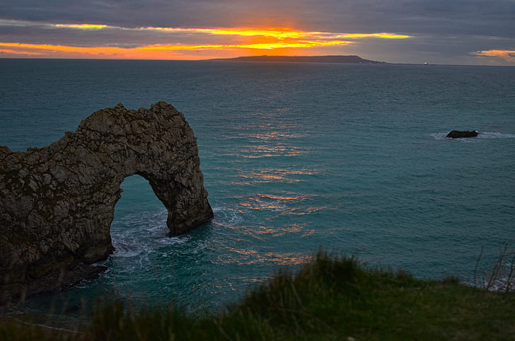 high angle photography of arch-form rock on ocean, Durdle Door