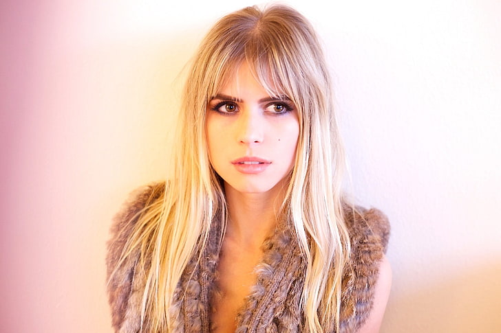 women, blonde, looking away, brown eyes, face, Carlson Young