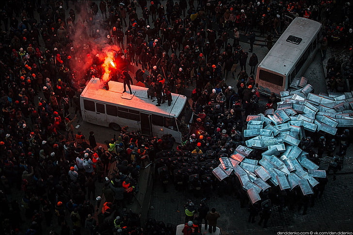 white bus, Ukraine, Ukrainian, Maidan, Kyiv, riots, large group of people