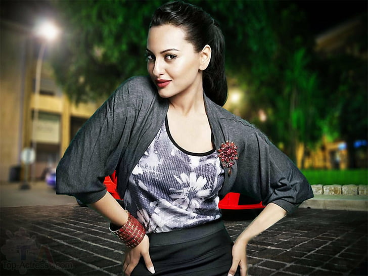 HD wallpaper: actress, babe, bollywood, indian, model, sinha, sonakshi |  Wallpaper Flare