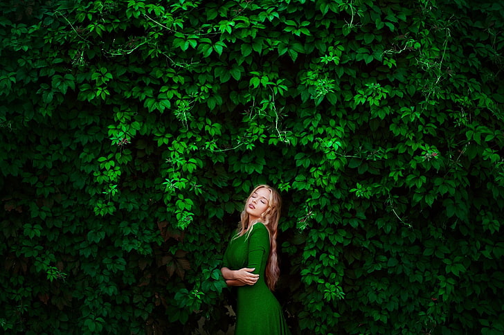 women's green elbow-sleeved dress, woman wearing green long-sleeved dress against green tree