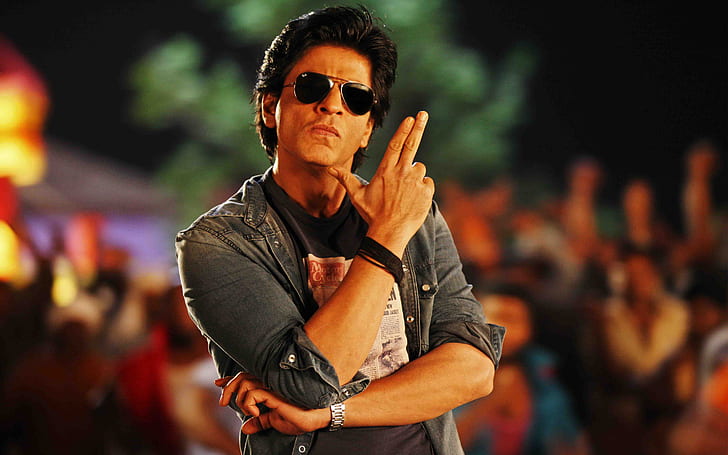 Shah Rukh Khan strikes his signature pose at Auto Expo 2020, see pics