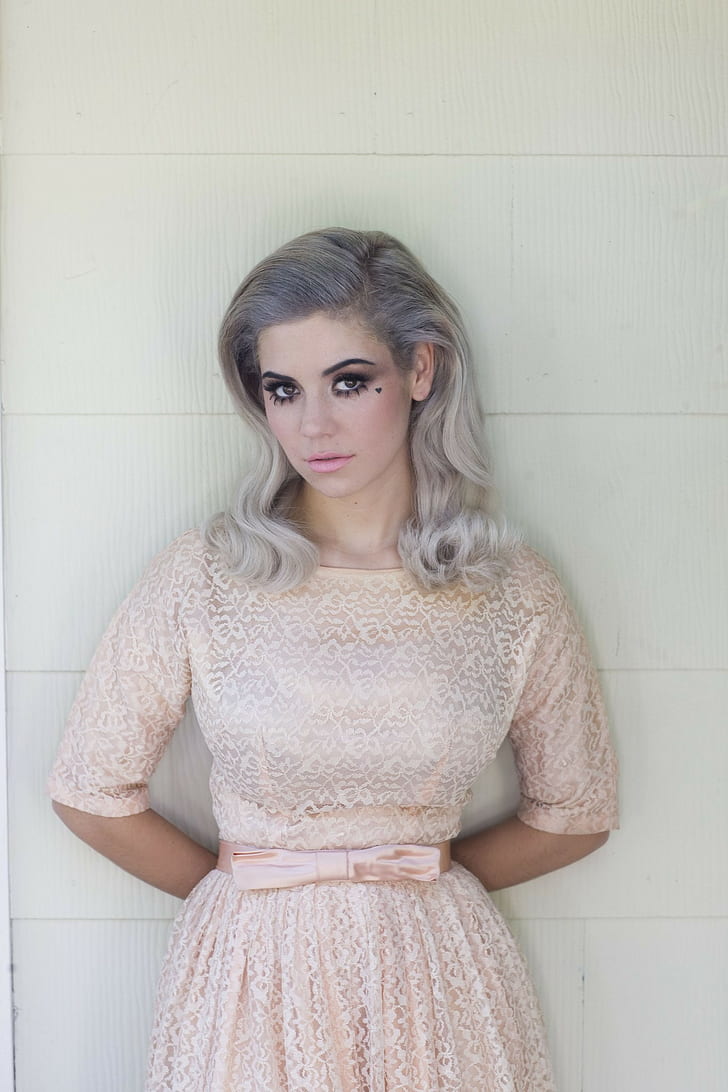 Marina and the Diamonds, women, grey hair, pink dress