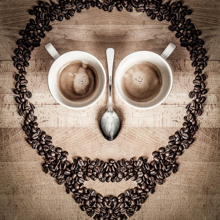 skull shape form from coffee beans , mugs and table spoon, de
