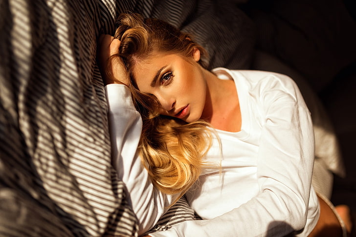 women, blonde, in bed, portrait, Miro Hofmann, young adult
